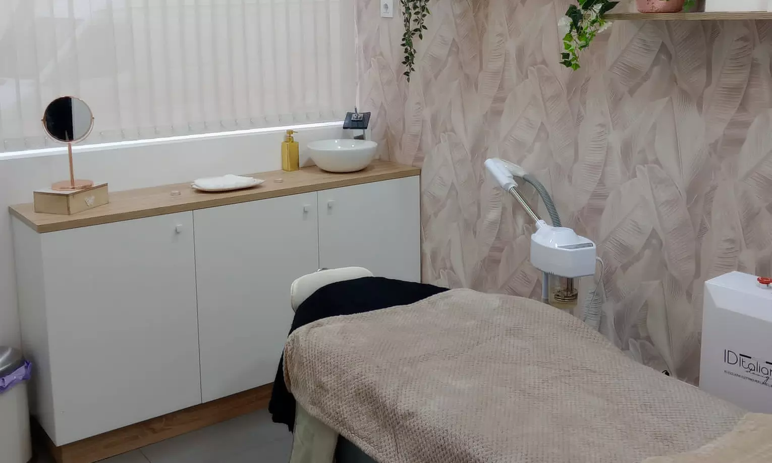 Sesión de tratamiento facial 8 en 1 en el centro estético Esencia