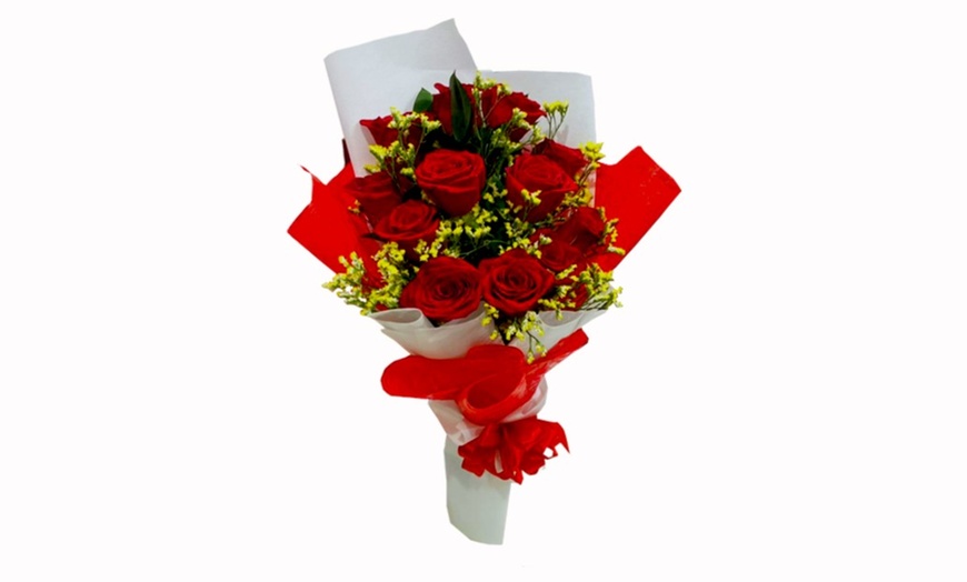 Image 4: 12, 20, 30, 25, or 100 Roses – Handheld Bouquet; In a Choice of Color