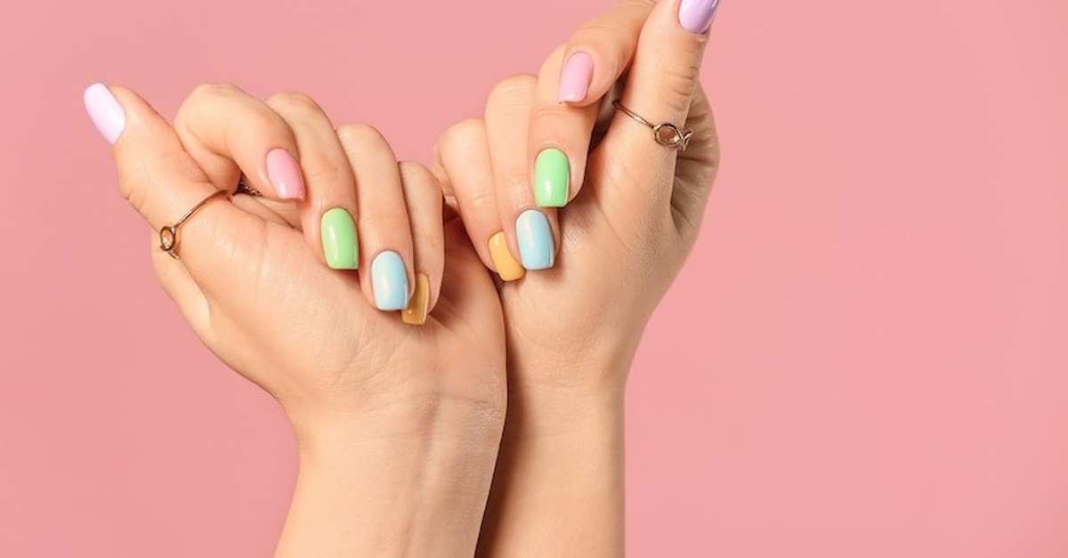 Manicura con esmaltado normal o semipermanente en Valencia