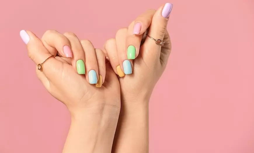 Image 1: Manicura y/o pedicura con esmaltado normal o semipermanente