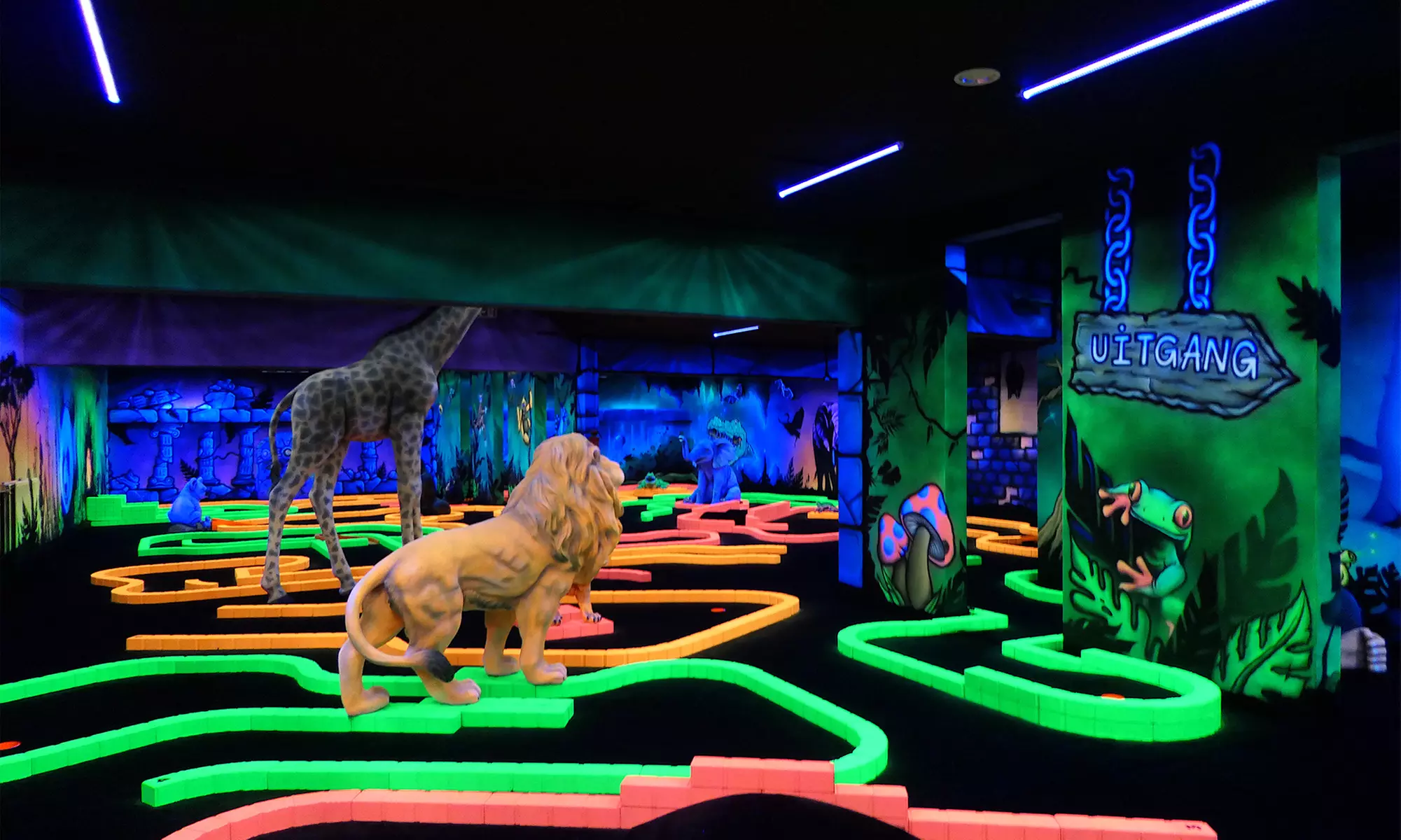 Smash een hole-in-one: 18 holes glowgolf