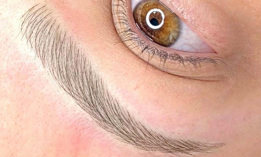 Image 7: Des sourcils redessinés avec la méthode du microblading