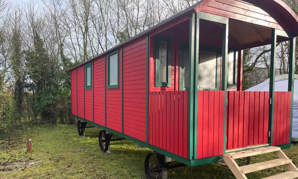 Proche Saint-Malo : yourte ou roulotte 2 ou 4 pers. avec petit-déjeuner et panier repas en option au Village Insolite - Second Medium