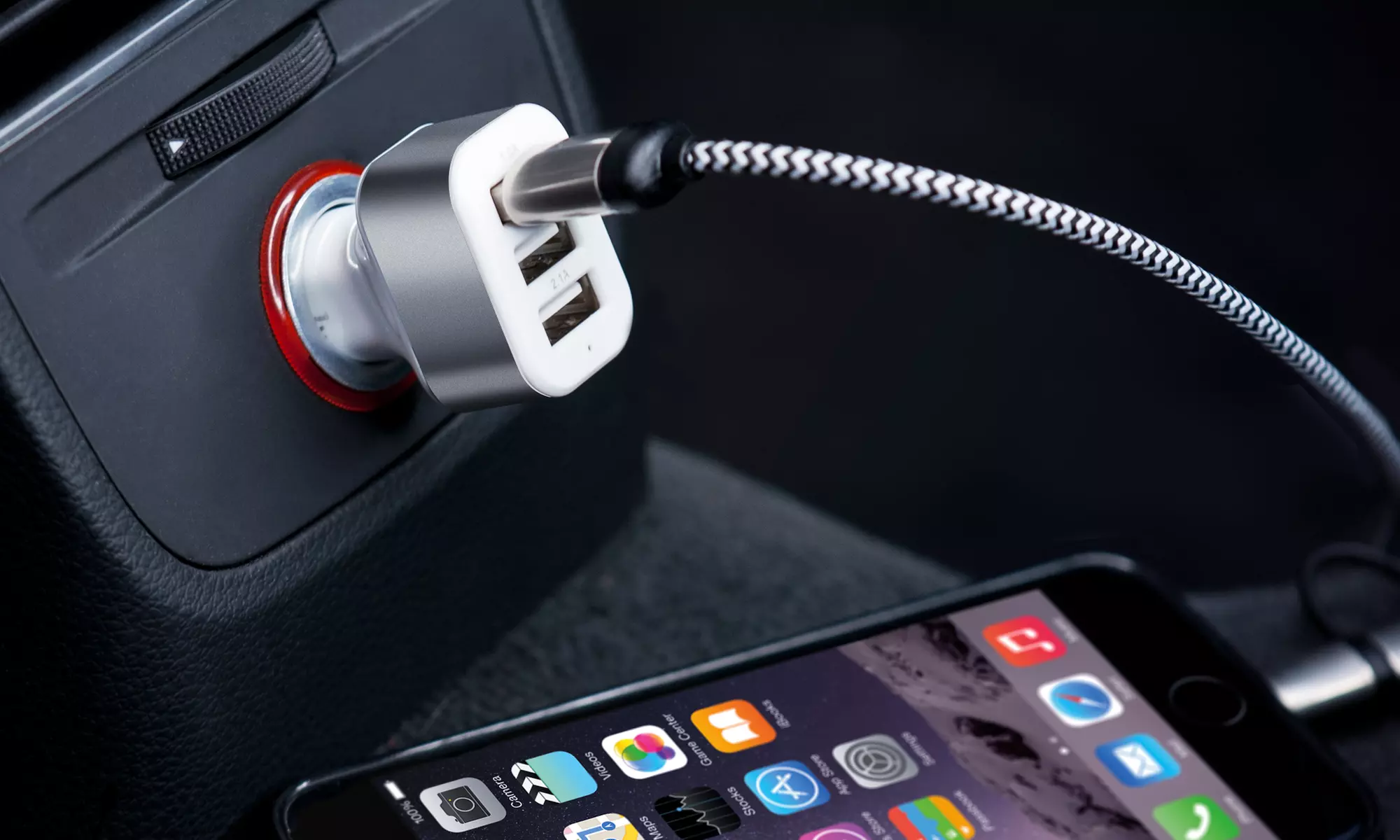 Ladegerät fürs Auto mit 3 USB-Anschlüssen, optional mit 2-in-1-Ladekabel inkl. Versand - Primary Image