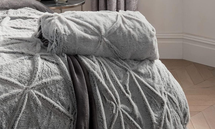 Image 3: Rouched Faux Fur Duvet Set