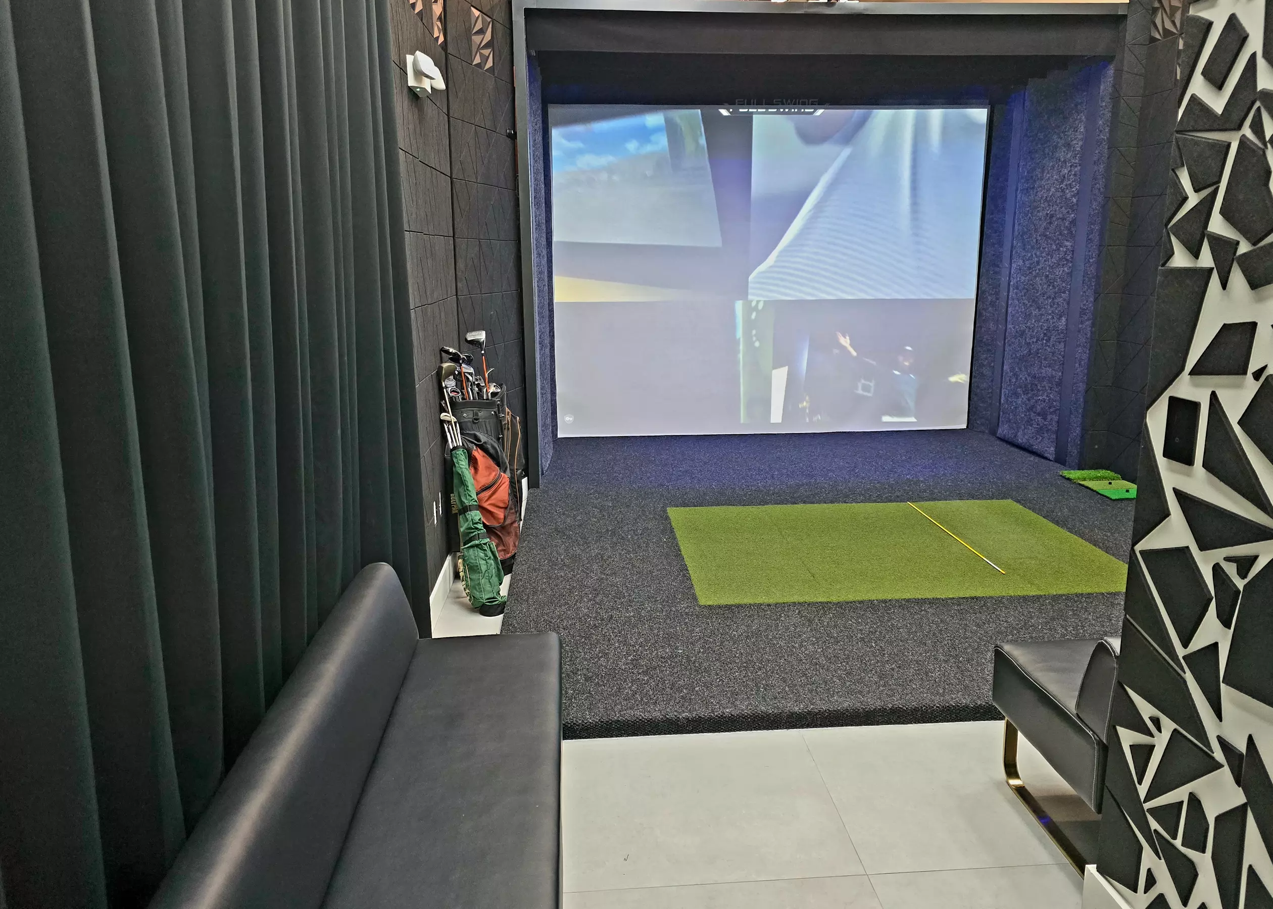 Indoor Golf Simulator Rentals: Play Famous Courses Year-Round