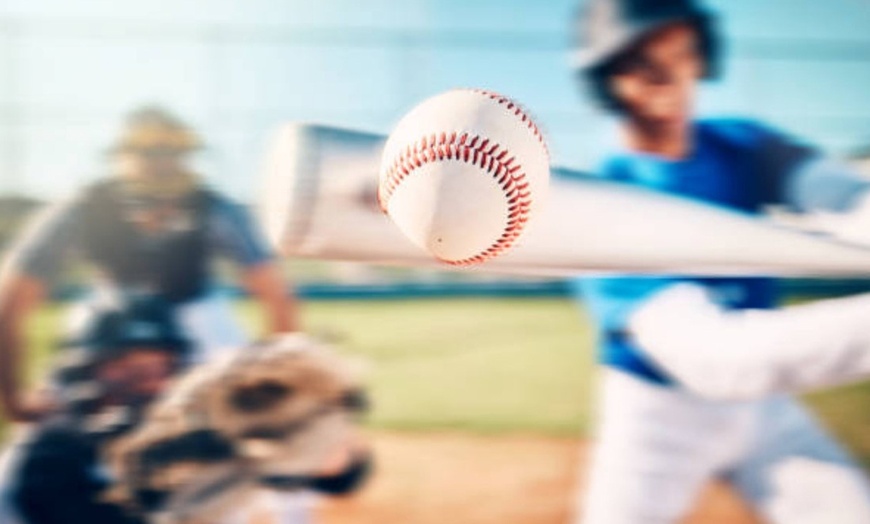 Image 1: ¡Menudo swing! Experiencia en túnel de bateo de béisbol