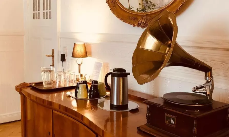 Strahlende Zähne: Wertgutschein über 249 € anrechenbar auf ein professionelles Zahn-Bleaching für 1 Person - Second Medium