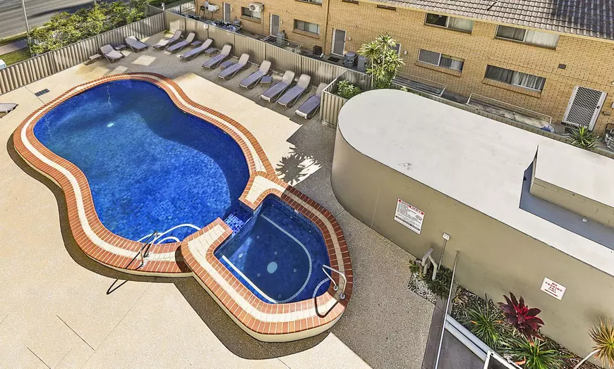 Image 10: Broadbeach: 2N Apartment Stay with Wine