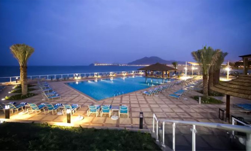 Image 1: Khor Fakkan: 4* Family Stay with Breakfast