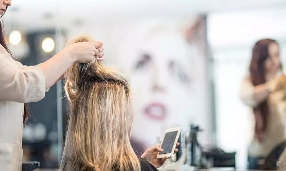 Sesión de peluquería con corte y opción a tinte y mechas para 1