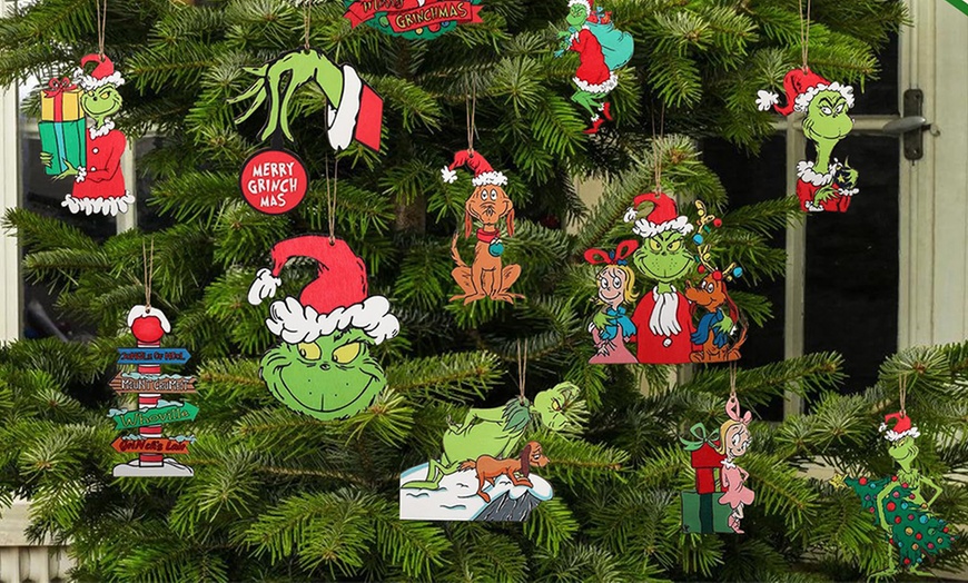 Image 1: Ensemble de 24 décorations de Noël Inspirées du Grinch en bois coloré