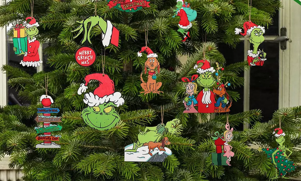 Ensemble de 24 décorations de Noël Inspirées du Grinch en bois coloré - Primary Image