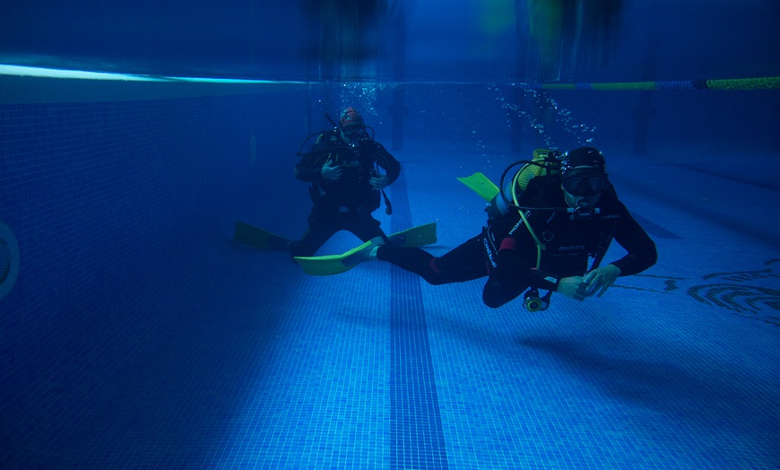 Image 7: Bautismo de buceo en piscina con instructor para 1 o 2 personas 