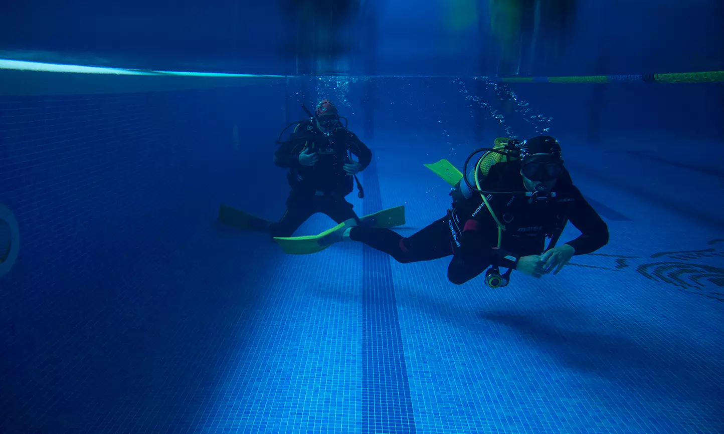 Experiencia inicial de buceo en piscina con instructor para 1 o 2