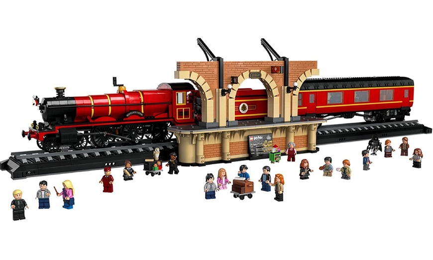 Image 2: LEGO Hogwarts Express Collector's Edition