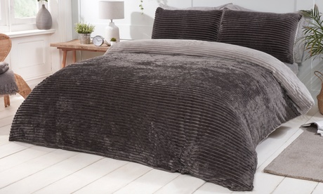 Parure copripiumino in pile a costine, disponibile in 2 colori e 4 dimensioni