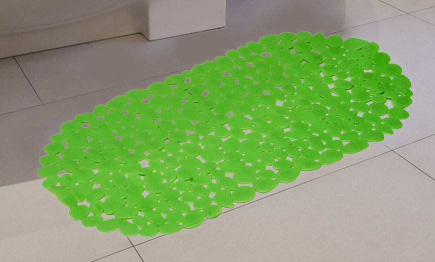 Image 3: Anti-Slip Pebble Design Bath Mat