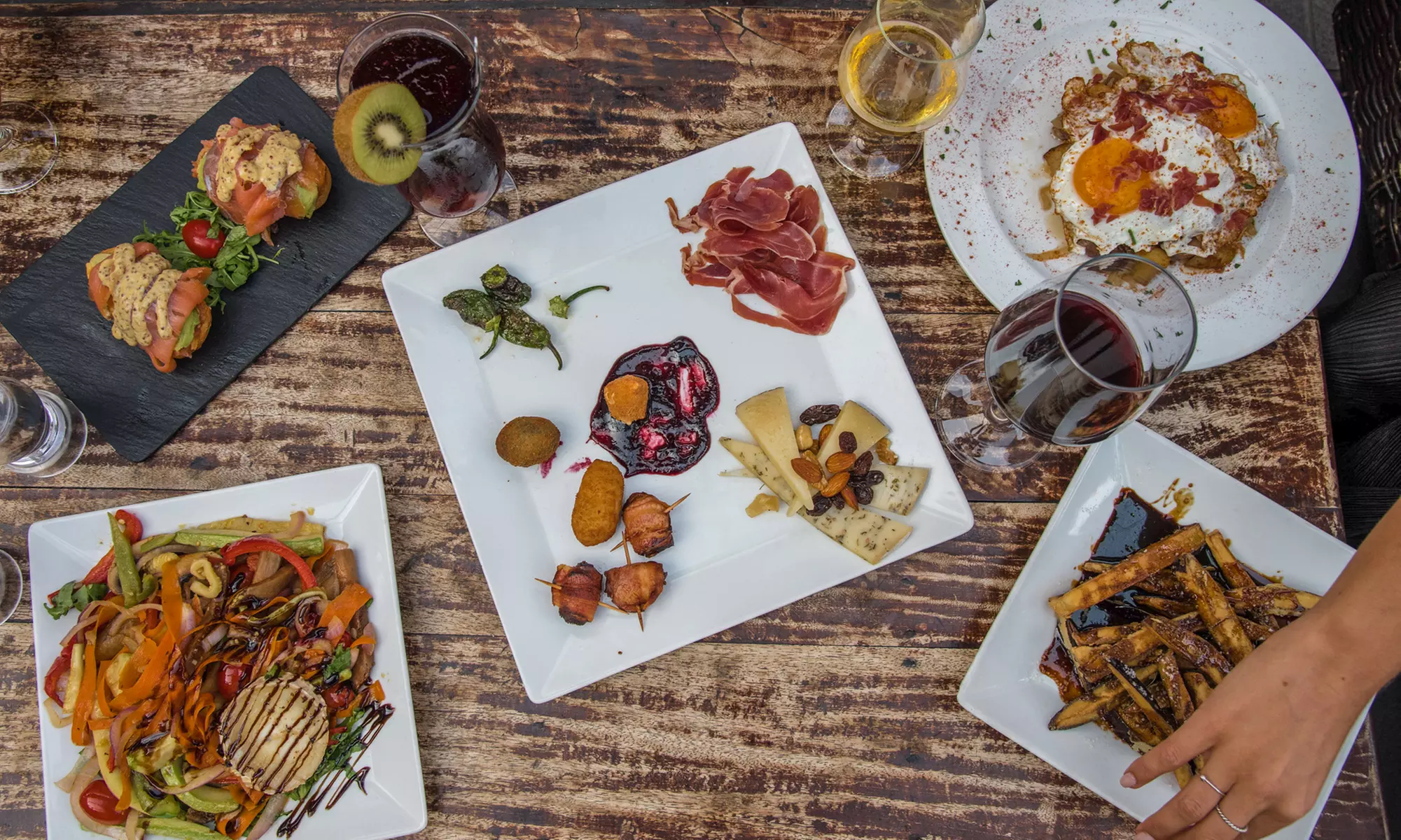 Menú para 2 o 4 con entrante, principal, postre y bebida en Bandera Tapas y Copas - Primary Image