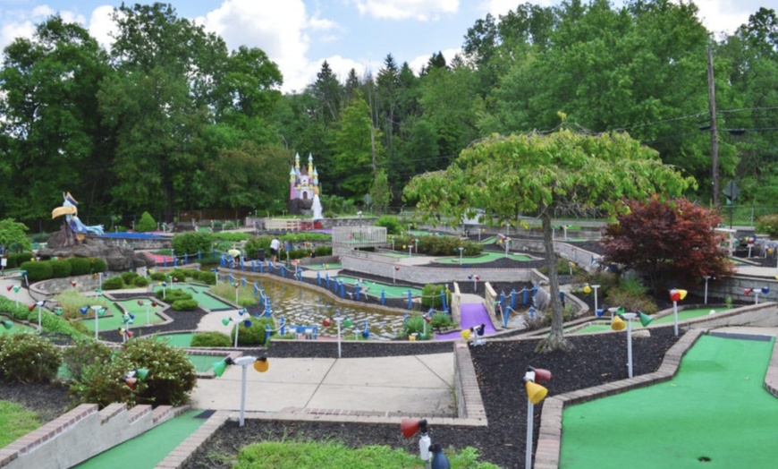Image 2: Play Fun 18-Hole Mini Golf Together - Great For All Levels!