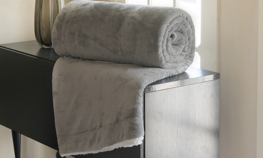 Image 1: Manta polar de doble cara de felpa y sherpa suave