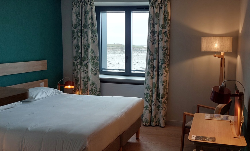 Image 11: Finistère : chambre double avec vue mer et petit-déjeuner en option