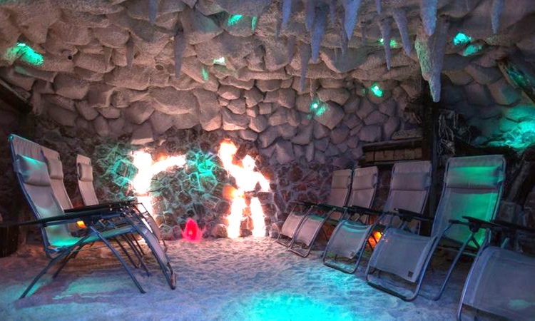 Seans inhalacyjny przy tężni solankowej w Krakowskiej Jaskini Solnej