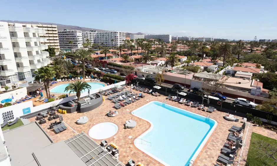 Day Pass, barbacoa y más para 2 en complejo con piscina