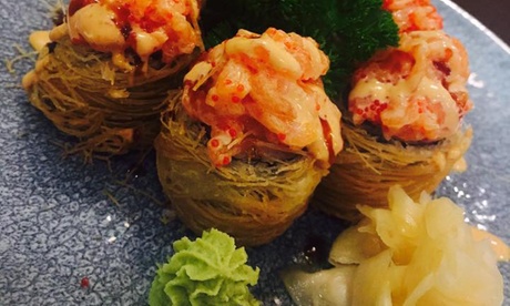 Pranzo o cena per 2 o 4 persone con barca di sushi e vino da Samurai (sconto fino a 53%)