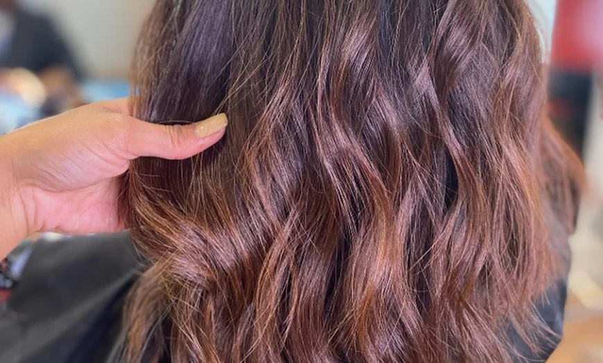 Image 5: Sesión de peluquería completa con opción a tinte de raíz o mechas