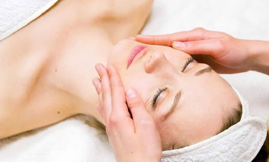 Image 3: 30 Minute Choice of Facial or Pamper Package  