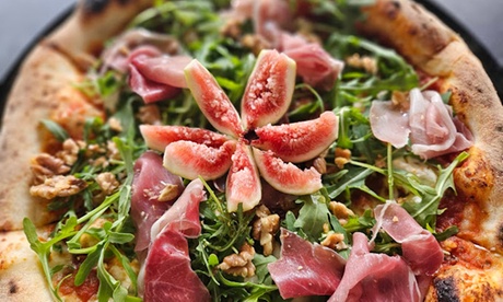 Pizza neapolitańska prosto z pieca Pizza neapolitańska prosto z pieca