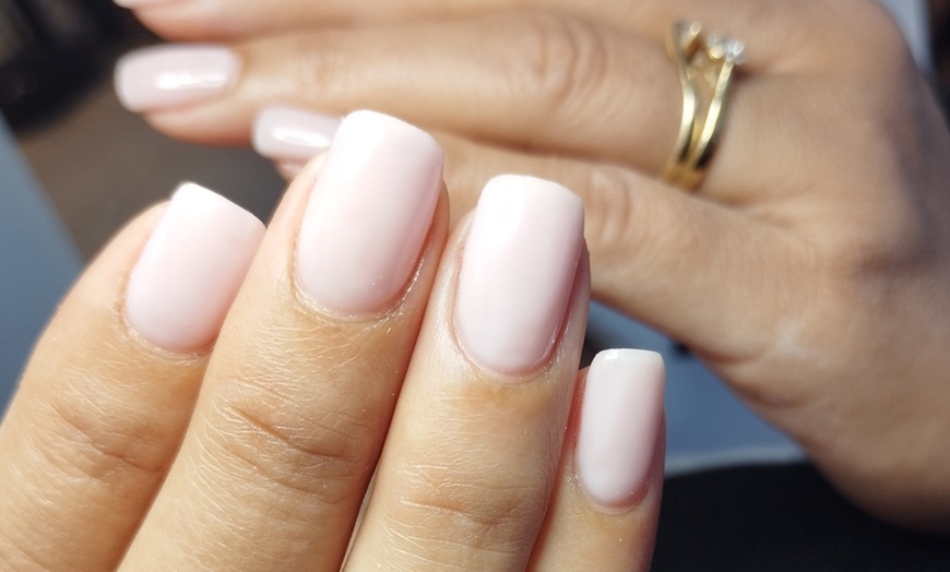 Image 4: Beauté des mains et pose de vernis ou américaine couleur