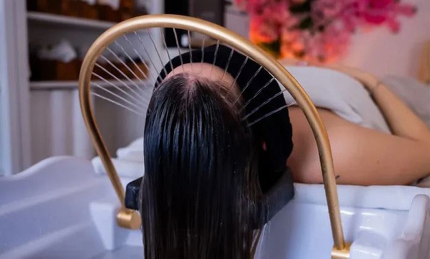 Image 1: Un moment de détente pour sublimer vos cheveux