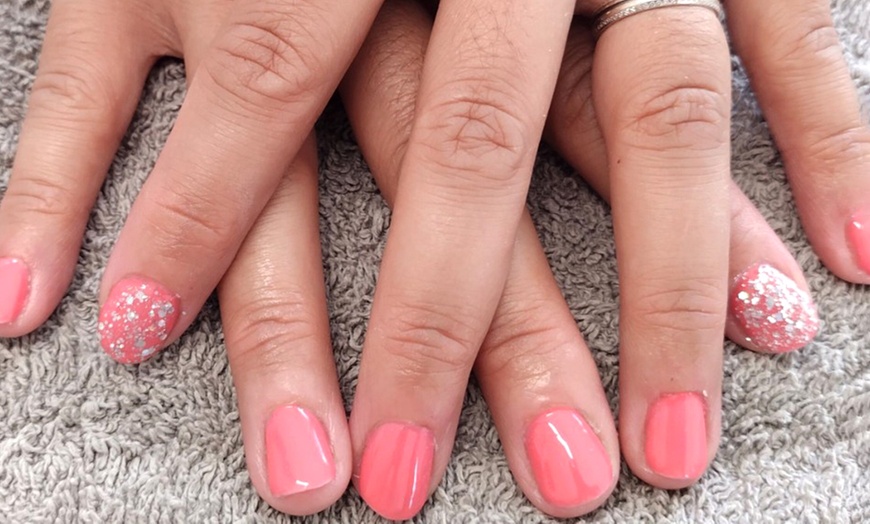 Image 2: Beauté des mains et pieds : couleurs unies pour un style élégant 