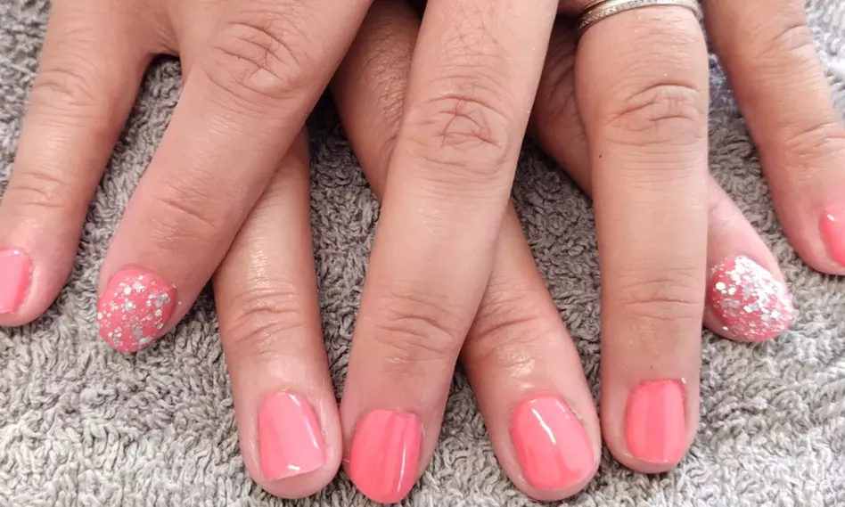 Beauté des mains et pieds : couleurs unies pour un style élégant