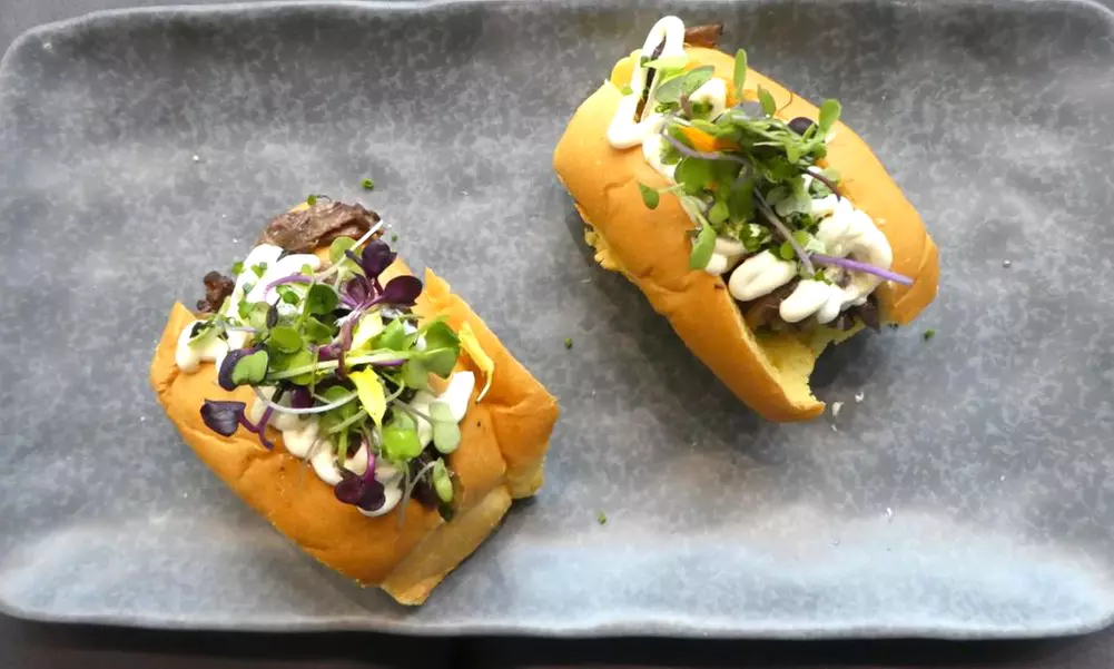 Menú con aperitivo, pases a elegir, postre a compartir y bebida