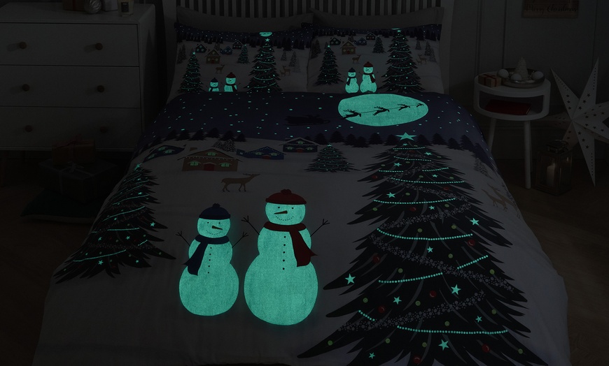 Image 5: Pieridae Christmas Scene Glow-in-the-Dark Reversible Duvet Set