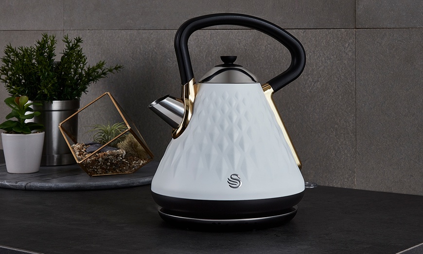 Image 3: Kettle and Four-Slice Toaster