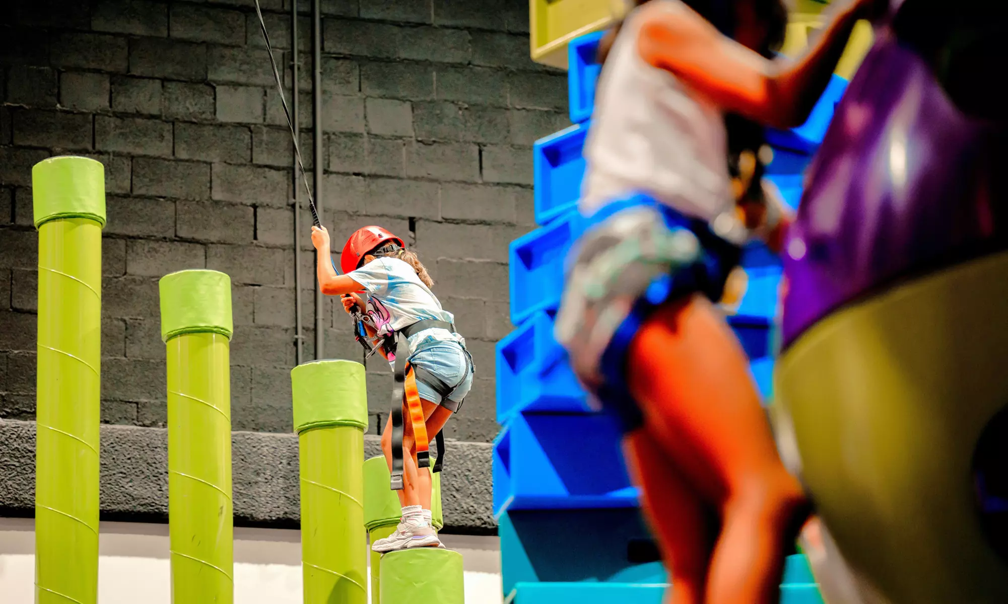 Acceso de 1 h a camas elásticas o escalada lúdica en C.C. Thader