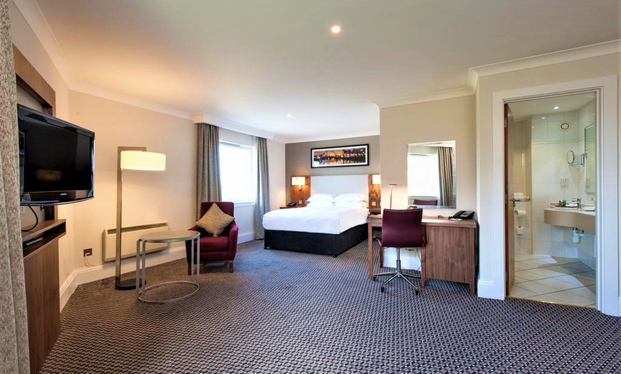 Image 3: North Lanarkshire: 4* Queen Room Stay with Meals