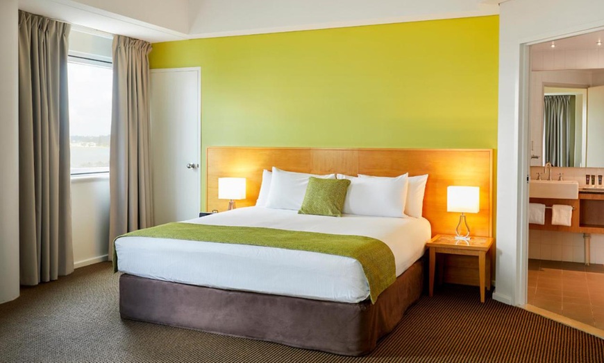 Image 7: Cosmopolitan Perth CBD: Queen Room for Two at 4* Novotel Perth Langley