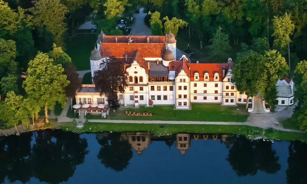 Zachodniopomorskie: 2-4 noce dla 2 osób z wyżywieniem HB i atrakcjami w Hotelu Podewils Krąg - Primary Image