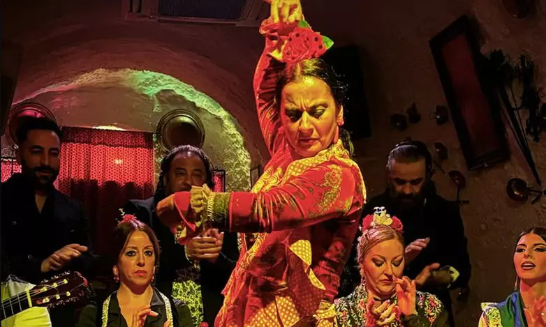 Vive la emoción pura con una entrada a un espectáculo de flamenco con copas y opción a cena para 1 o 2 personas - Primary Image