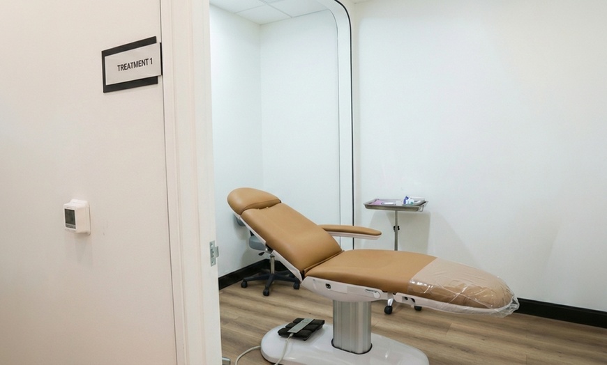 Image 5: Transform Your Look with 20, 40, or 60 Units of Xeomin
