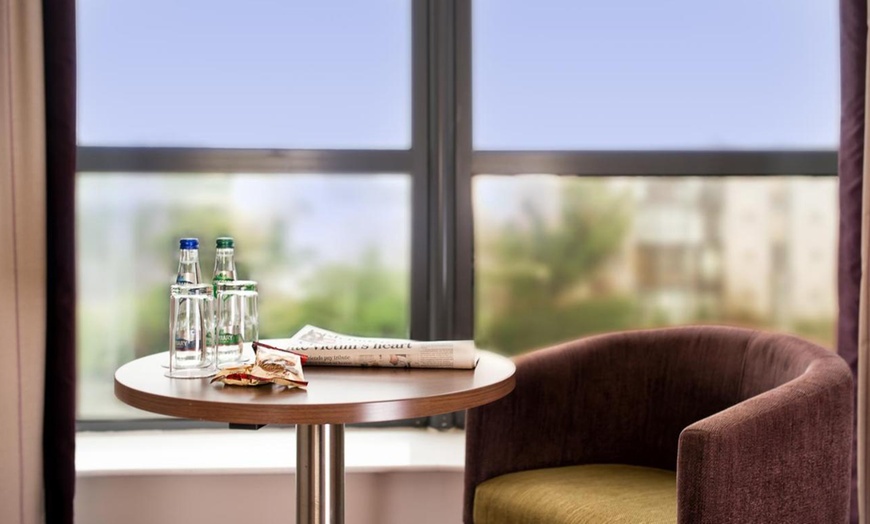 Image 5: Glasgow: 4* Room Stay with Breakfast and Bubbly