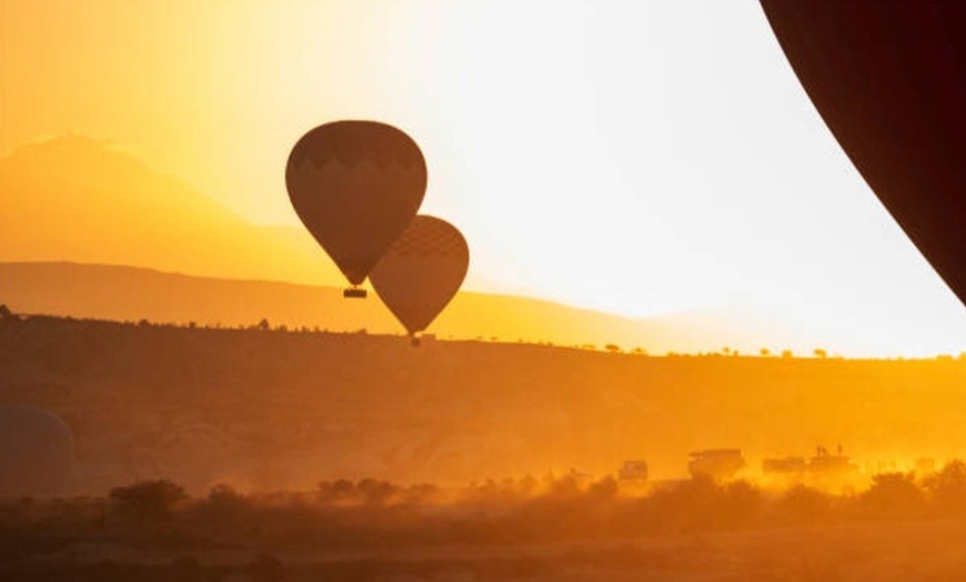 Image 9: Viaje en globo para 1 o 2 personas al amanecer con desayuno y brindis