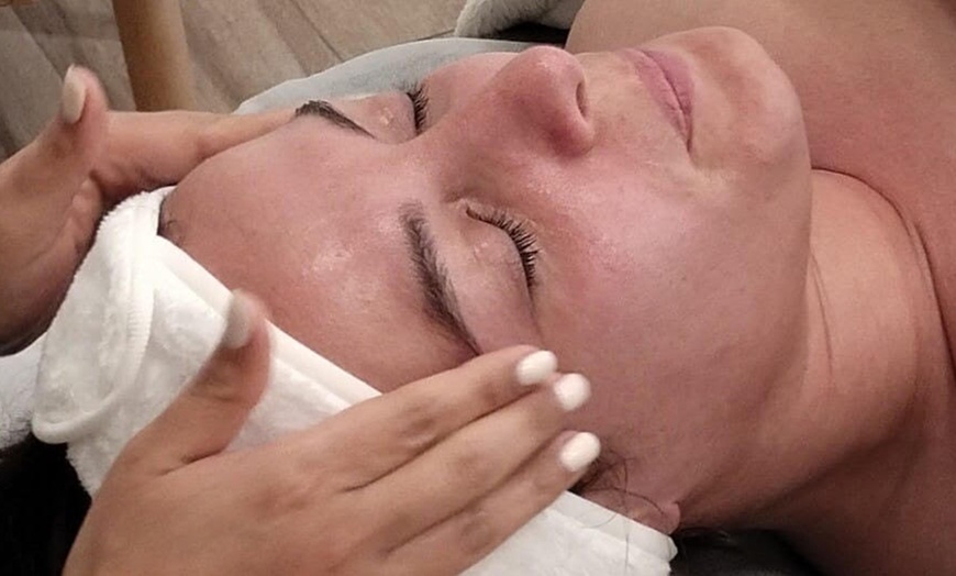 Image 2: Limpieza facial básica o prémium con opción a maderoterapia 