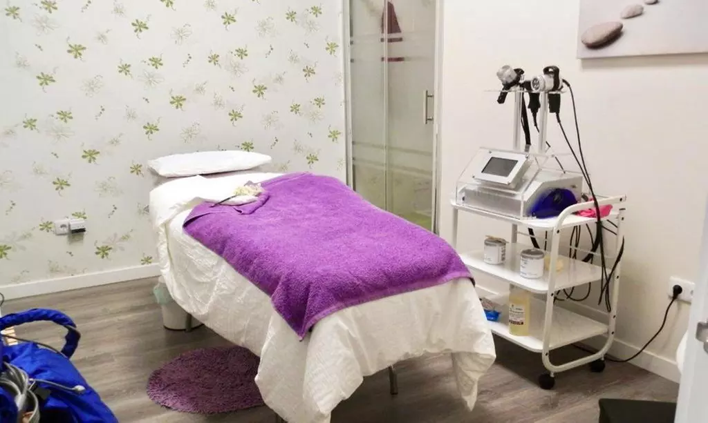 Limpieza facial con tratamiento y masaje facial en Astonish Sapphira