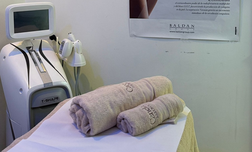 Image 2: Masaje de hasta 1 h o ritual Relax con reflexología y craneofacial